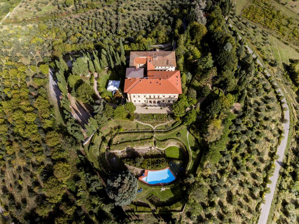 uma vista superior de uma casa numa floresta em Villa Pitiana em Donnini