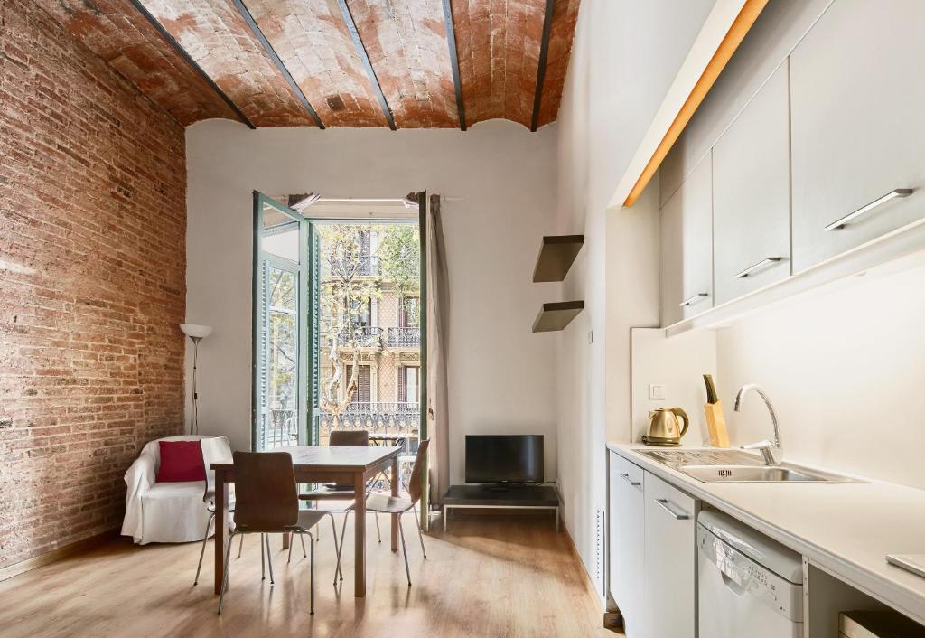 a kitchen and dining room with a table and chairs at Mayerling Schumann Barcelona in Barcelona