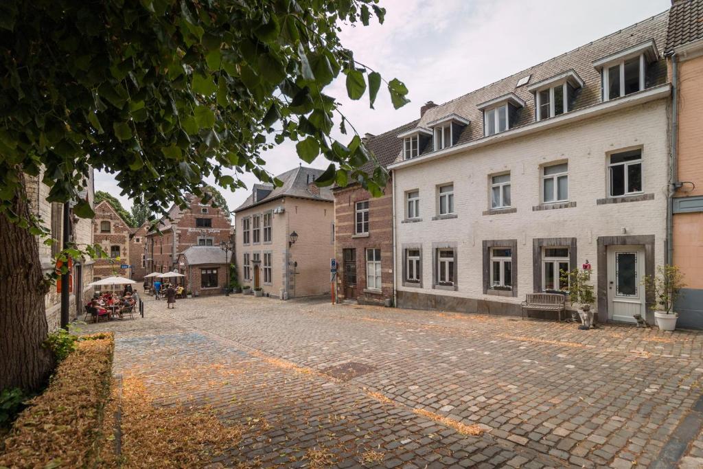 eine Kopfsteinpflasterstraße in einer Stadt mit Gebäuden in der Unterkunft Het Begijnhof Tongeren Center in Tongeren