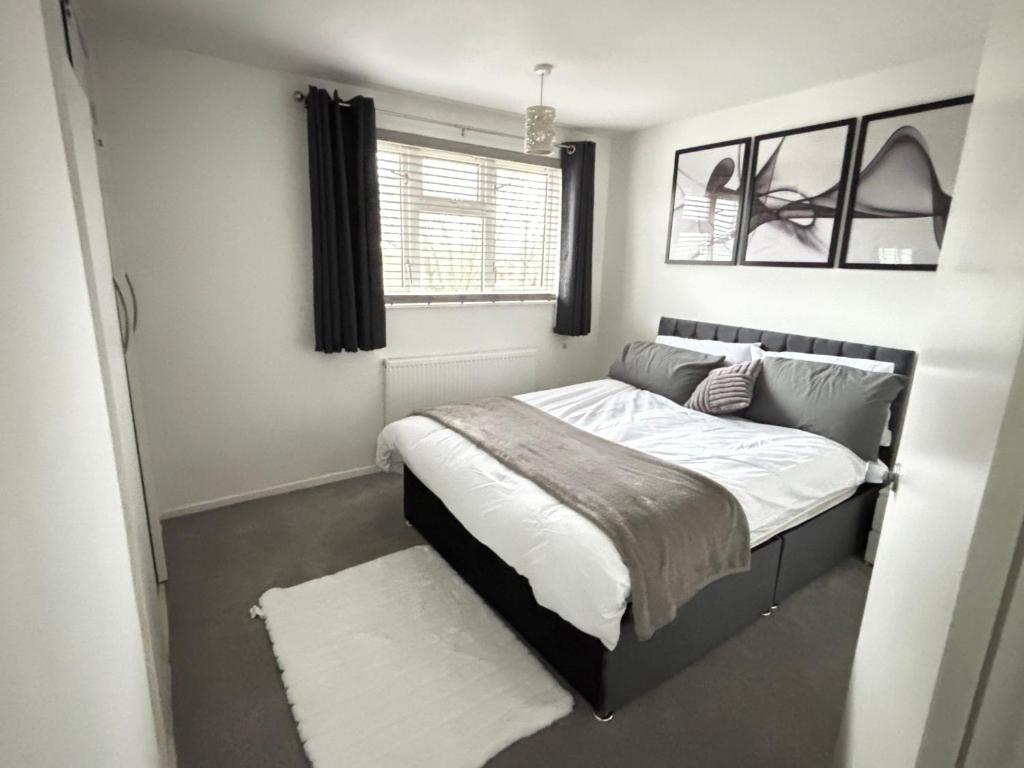 a bedroom with a large bed in a room at Cosy one bed Flat in Stevenage in Stevenage