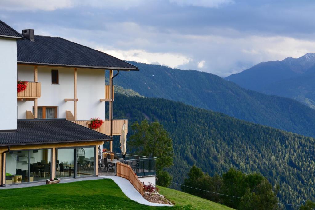 Nespecifikovaný výhled na hory nebo výhled na hory při pohledu z hotelu