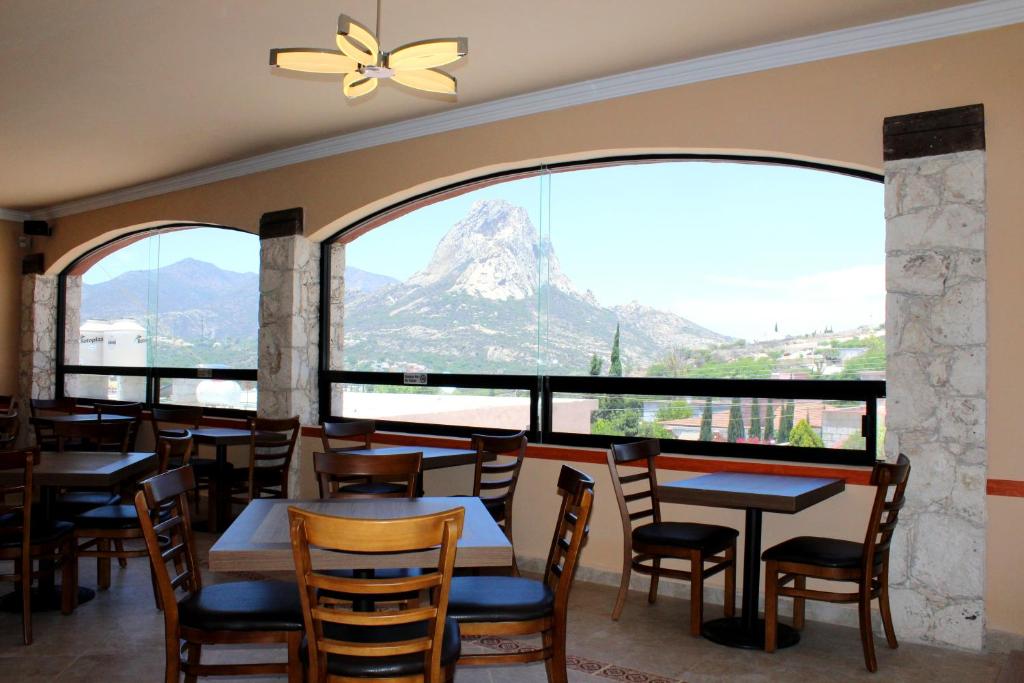 Nespecifikovaný výhled na hory nebo výhled na hory při pohledu z hotelu