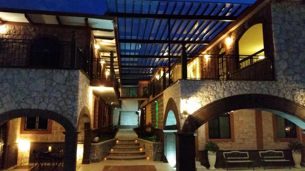 un edificio con vestíbulo con escaleras y techo en Hotel Villa Bernal, en Bernal