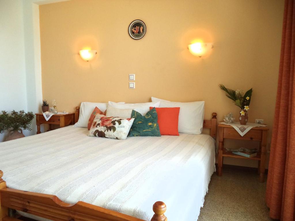Łóżko lub łóżka w pokoju w obiekcie Antonios Apartments Stegna