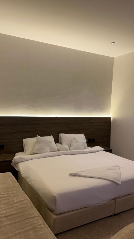 a bedroom with a large bed with white sheets and pillows at استديو in Medina