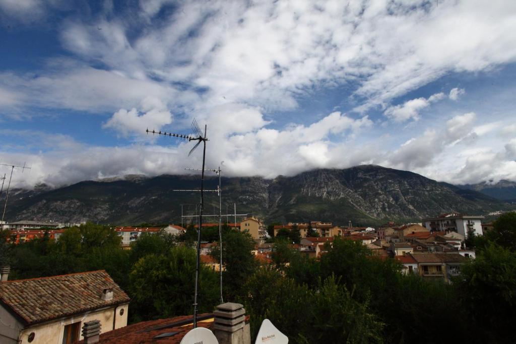 Blick auf eine Stadt mit einem Berg im Hintergrund in der Unterkunft Angelino Home in Sulmona