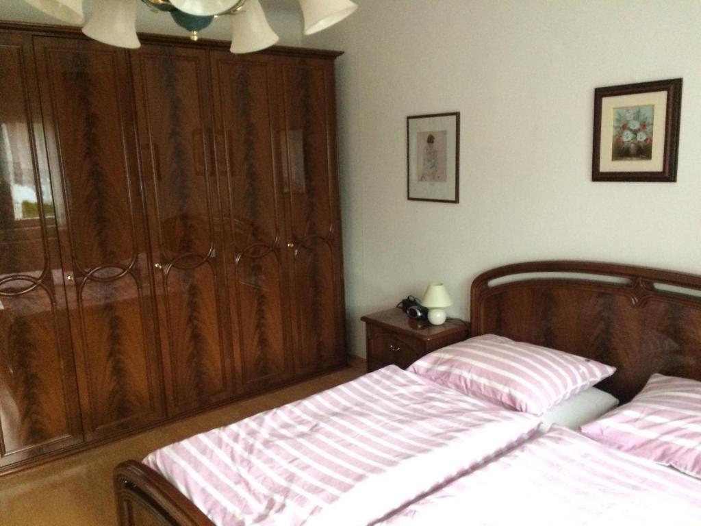 A bed or beds in a room at Appartements-Ella