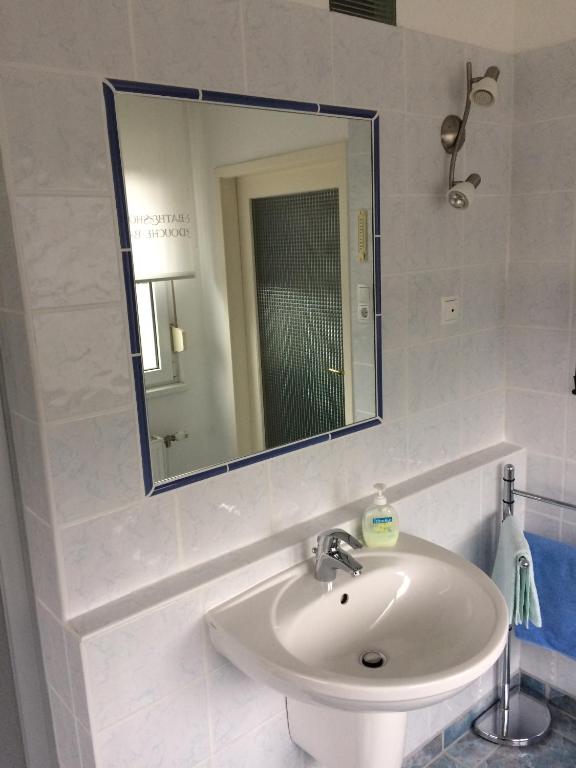 A bathroom at Appartements-Ella