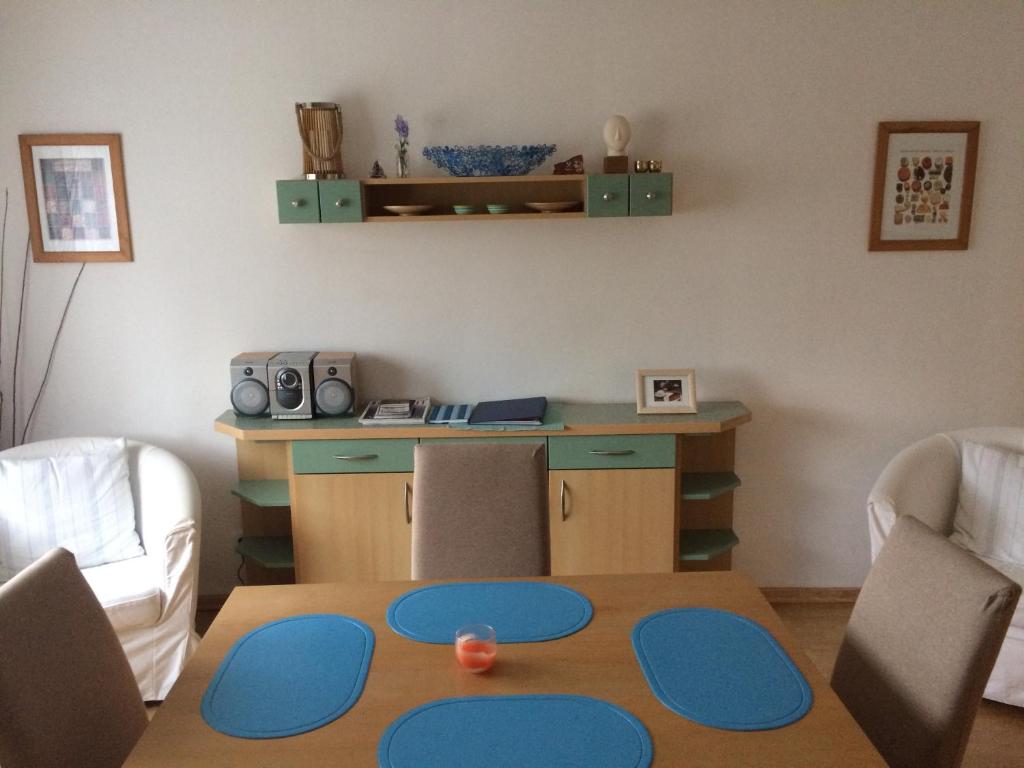 A seating area at Appartements-Ella