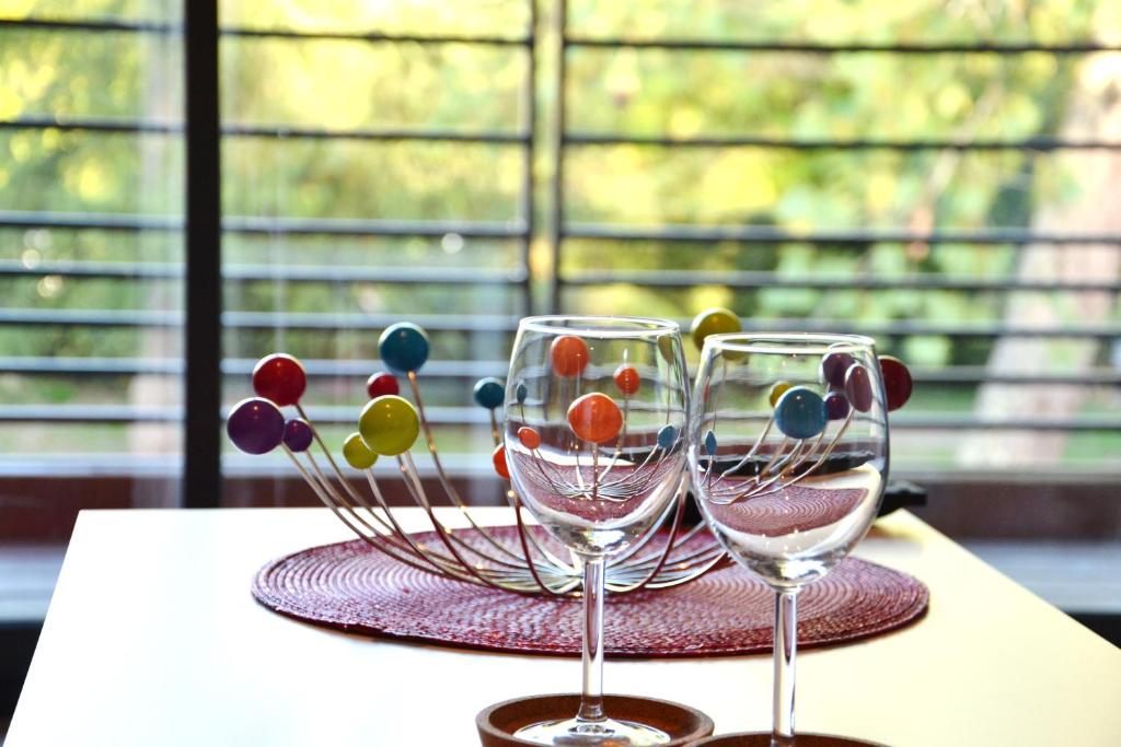 due bicchieri da vino seduti sopra un tavolo di Appartement Alouette France a Pessac