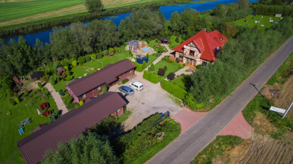 una vista aérea de una casa con techo rojo en Stanica Przygody en Sztutowo