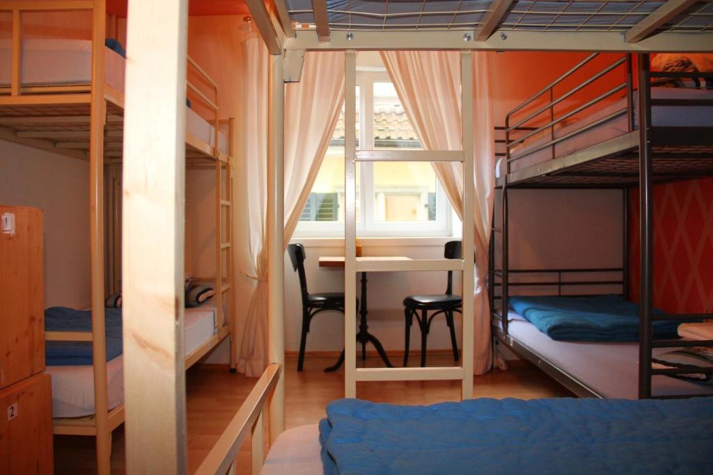 Postel nebo postele na pokoji v ubytování Oldtown Hostel Otter