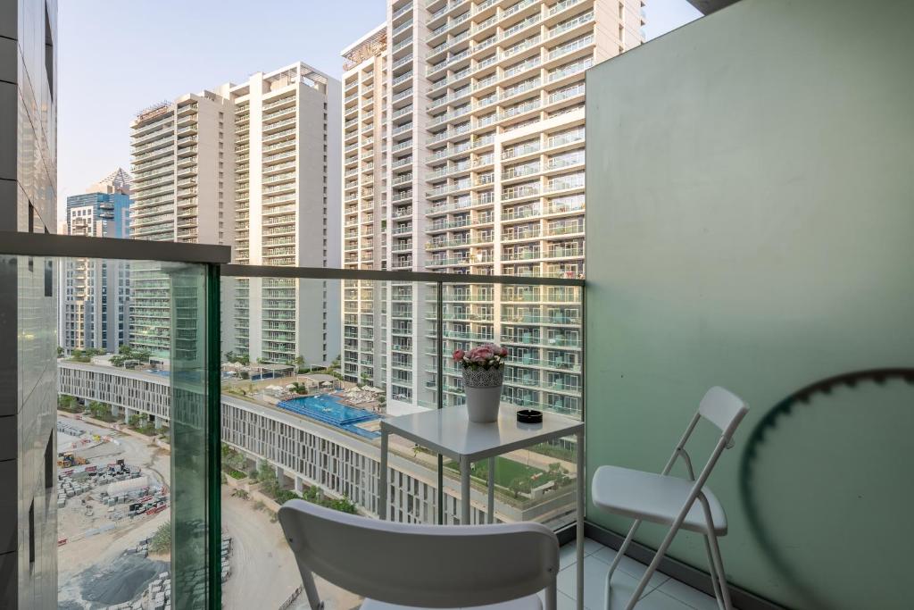 فضای داخلی DAMAC Majestine Studio with Pool, Spa and Gym Near Bus & DubaiMall در دبی - تصویر ۳
