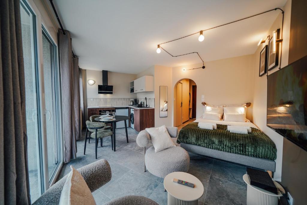a hotel room with a bed and a kitchen at Studio Arclusaz by ExplorHome in Albertville