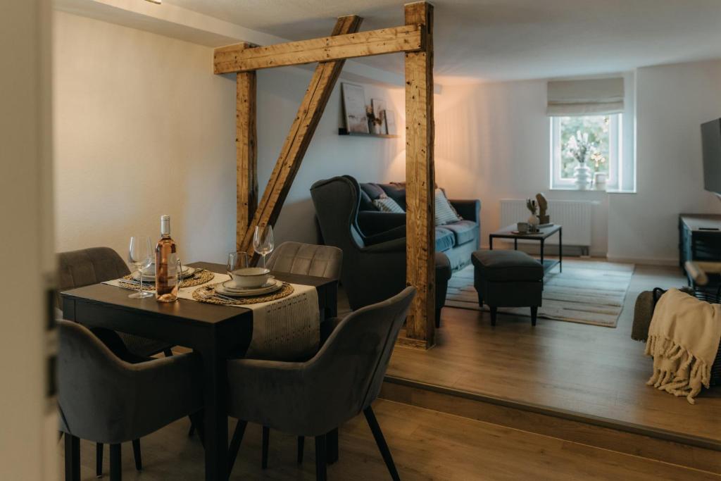 a living room with a table and chairs and a living room at Komfortables Apartment nahe Weimar in Umpferstedt