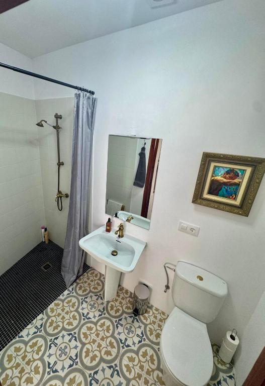 Oliva Courtyard Guesthouse - King Room With Balcony