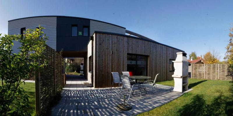 a house with a table and chairs in a yard at Lapin in Lesquin