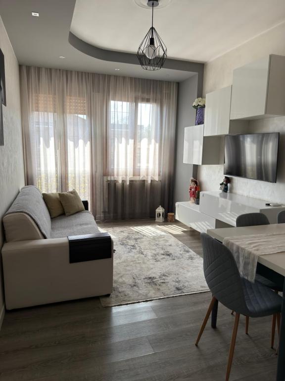 a living room with a couch and a table at Appartamento Venezia in Marghera