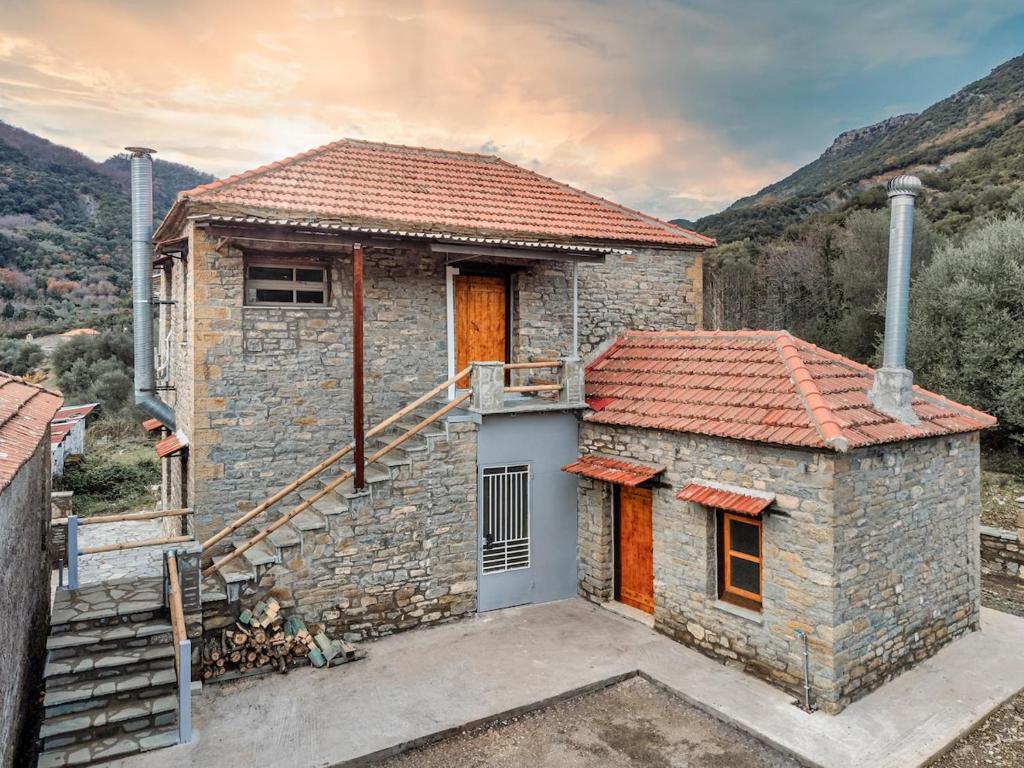 a small stone house with a roof at Villa Riverwood 