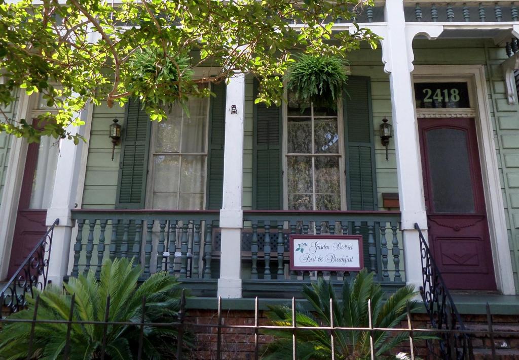 Una casa con un letrero en la parte delantera. en Garden District Bed and Breakfast en Nueva Orleans