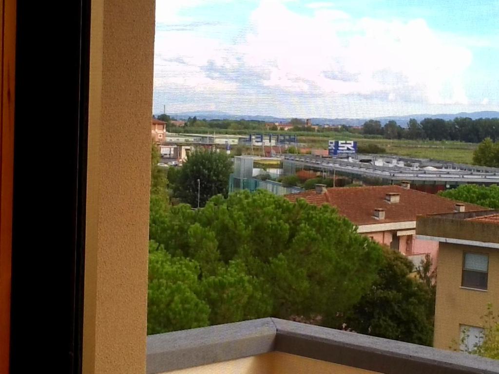 balcone con vista sulla città. di Da Debby a Pisa