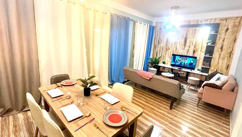 salon ze stołem jadalnym i salon z w obiekcie Dream Home Design w mieście Mbalngong