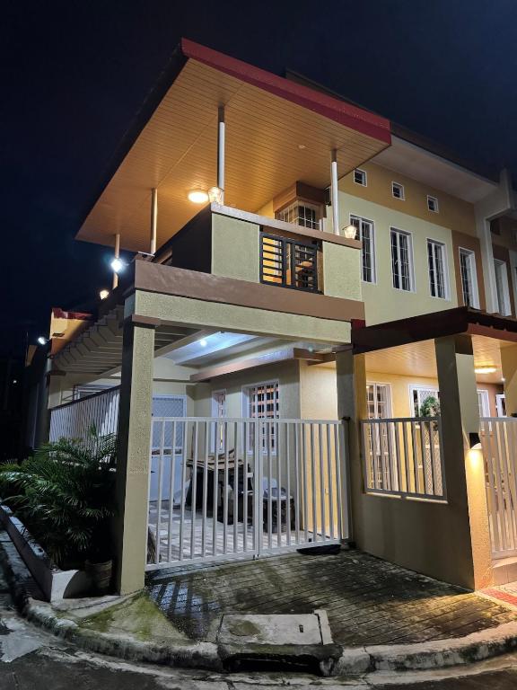 ein großes Haus mit Balkon bei Nacht in der Unterkunft Armi's Place - General Trias Cavite in Sampong