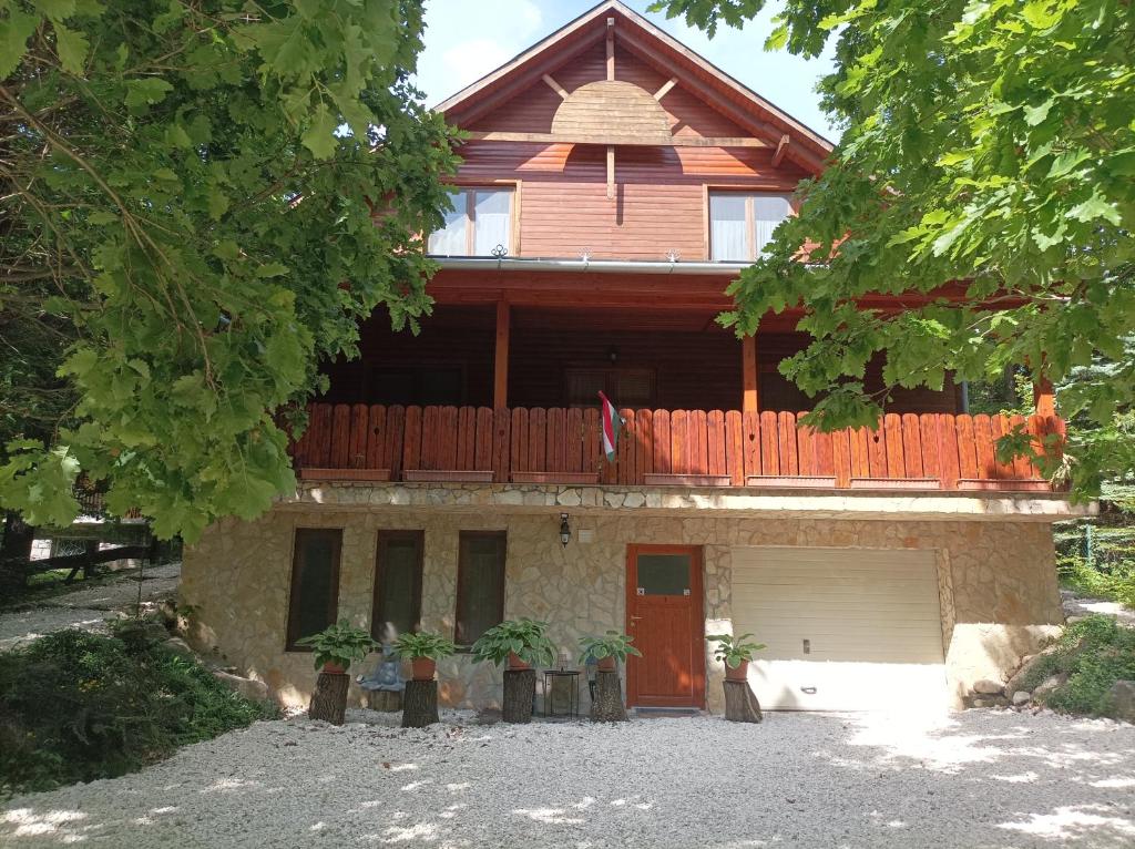 a house with a red door and a garage at Dobogókő vendégház in Dobogoko