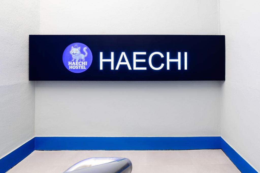 a hitech sign on a wall with a mouse at 해치 호스텔 in Seoul