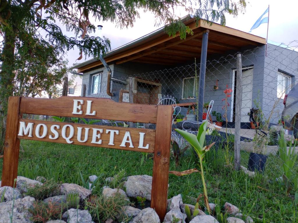 a wooden sign in front of a house at Elmosquetal in Villa Yacanto