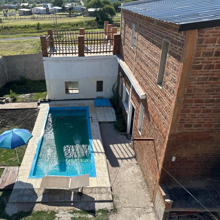an overhead view of a swimming pool next to a building at casa quinta oasis2 in Oro Verde