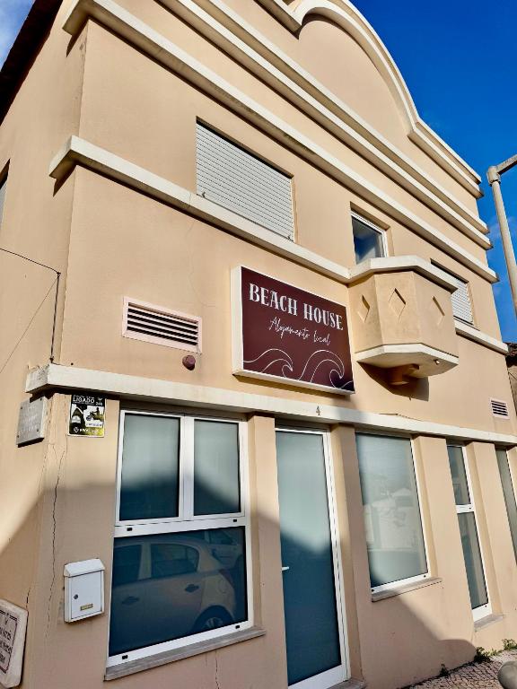 a building with a sign for a beach house at Beach House (Leirosa) in Figueira da Foz