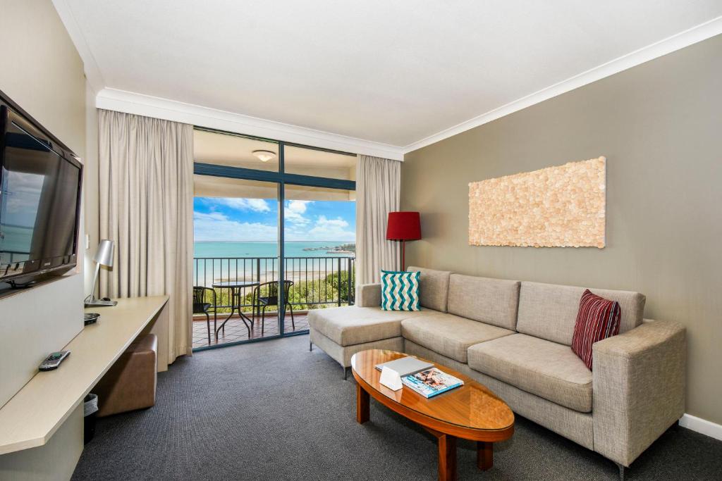 
One-Bedroom Apartment with Harbour View
