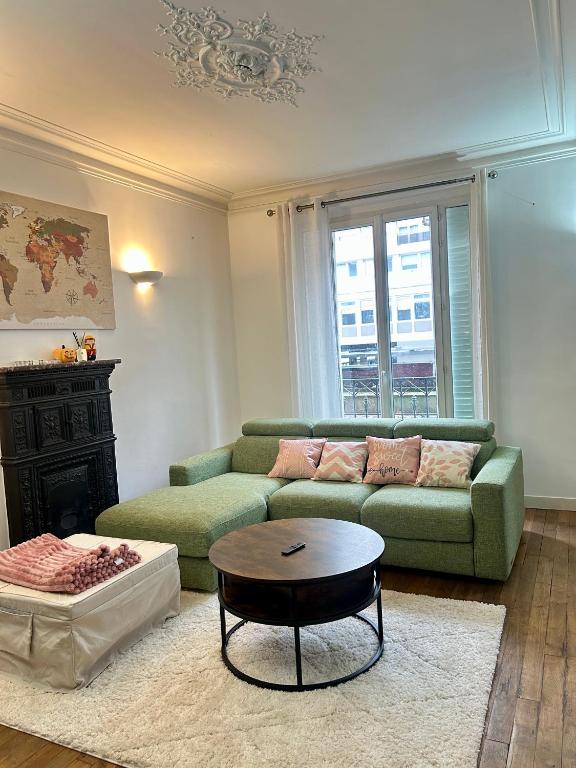 Comfort Parisian Room and Sofa Bed 1 min to Metro M4 & T3A