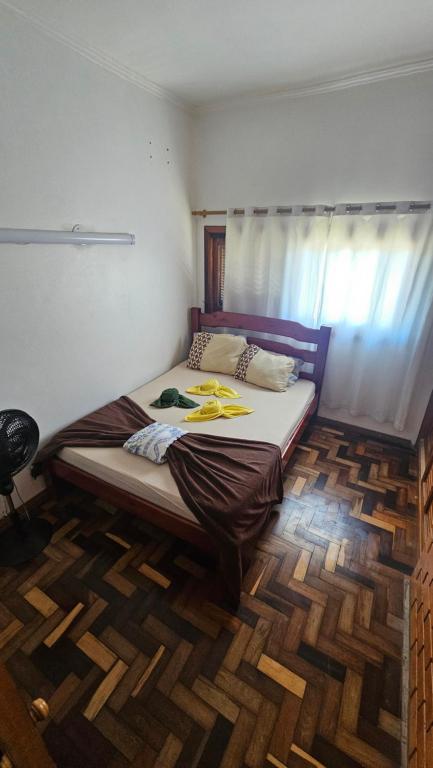 a bedroom with a large bed in a room at Tranquilidade a 4 minutos da praia - Com Estacionamento Rotativo in Tramandaí