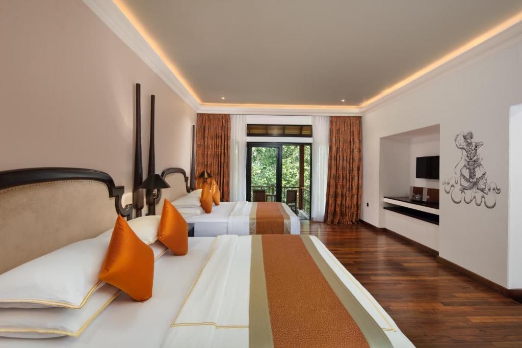 Earl's Regency Hotel - 11