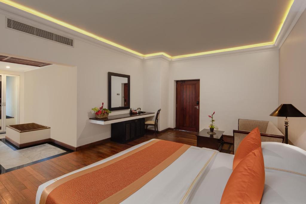 Earl's Regency Hotel - 12