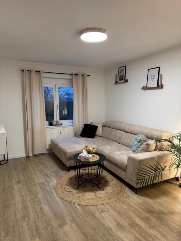 a living room with a couch and a table at S&G Home Stilvolles 2-Zimmer-Apartment in zentraler Lage, Komfort & Entspannung garantiert! in Ditzingen