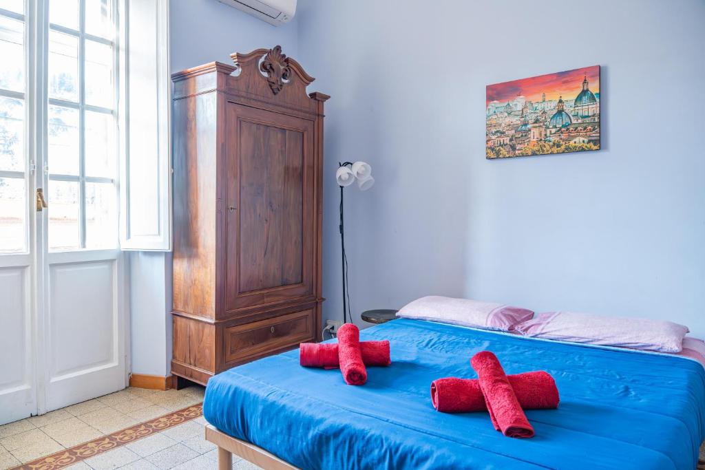 zwei rote Stofftiere sitzen auf einem blauen Bett in der Unterkunft Lion Renting Metro Piramide in Rom