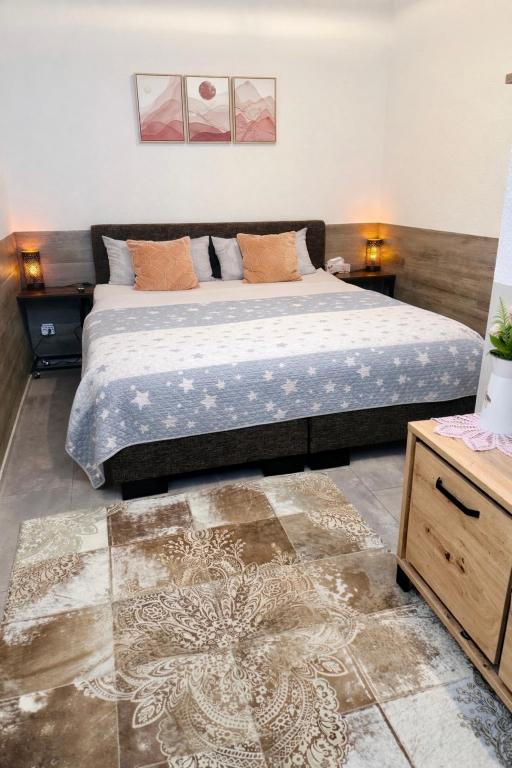 a bedroom with a large bed in a room at 2 Room Galerie Einliegerwohnung in Rheinstetten, Messe Nähe, Rollstuhlfahrer geeignet in Rheinstetten