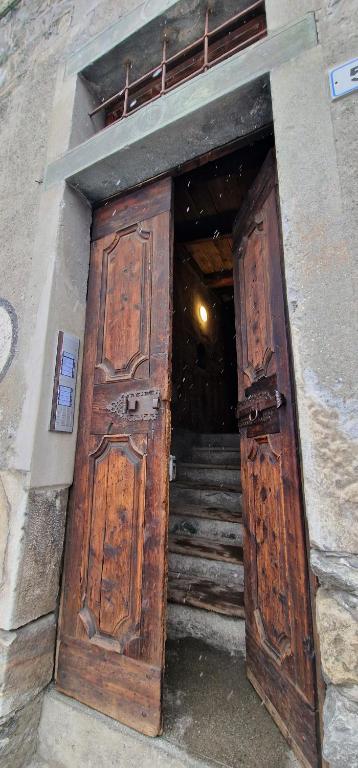una grande porta di legno in un edificio con scale di Ginny a Bormio
