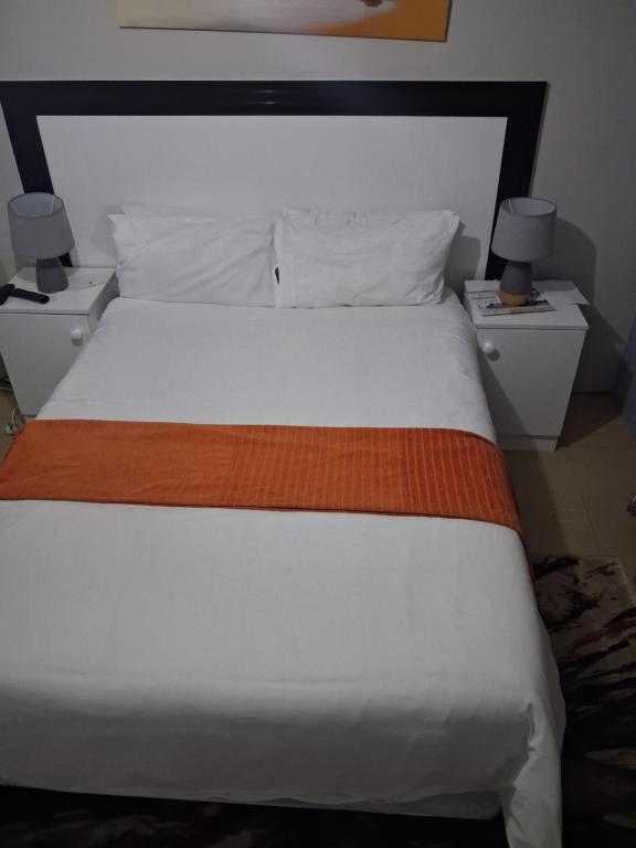 Llit o llits en una habitació de Lake view 1BR Haven
