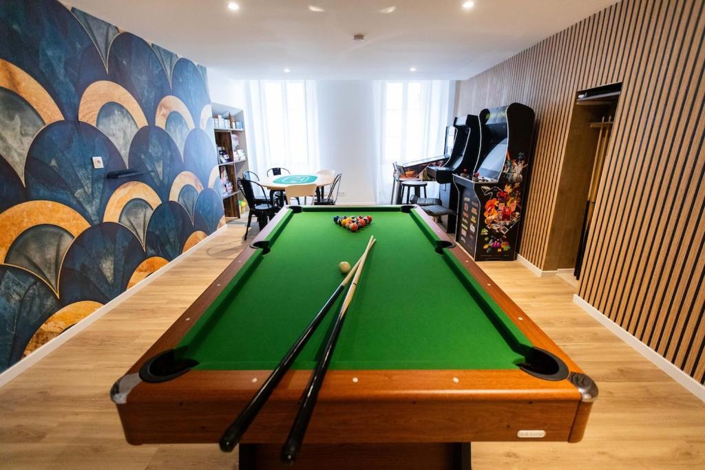 a green pool table in a room with a wall at Arcade & Gaming Lodge in Trans-en-Provence