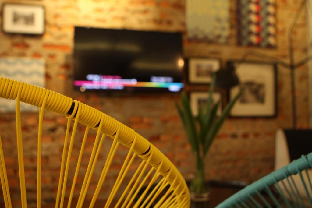 TV a/nebo společenská místnost v ubytování Hotel 1000 Miles