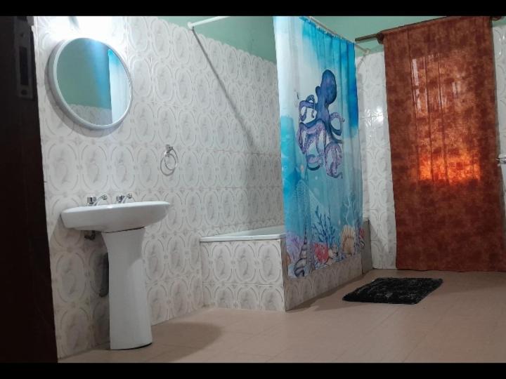 Afonta's Greenhouse Retreat - Is A Fully Furnished Entire Four-Bedroom Bungalow Offering Complete Privacy And Comfort 3