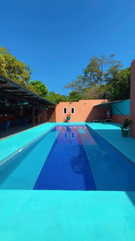 a large swimming pool with a blue at Villas victoria mirador in Zihuatanejo