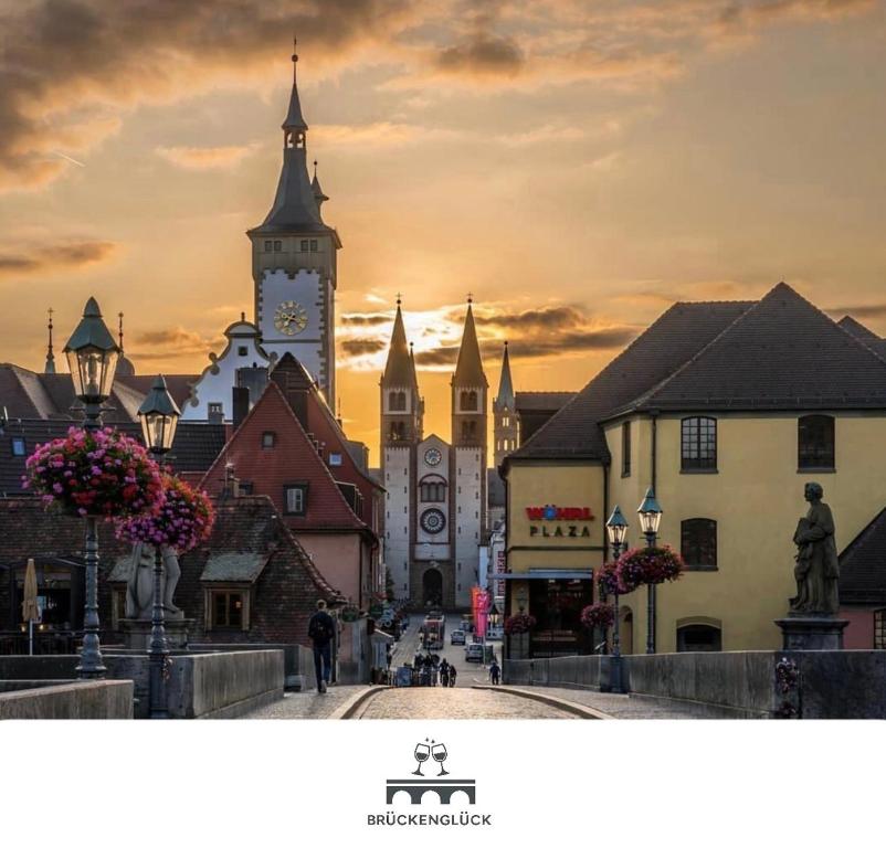 a city with a clock tower in the background at BRÜCKENGLÜCK Alte Mainbrücke - GRATIS KAFFEE - NETFLIX - BALKON in Würzburg