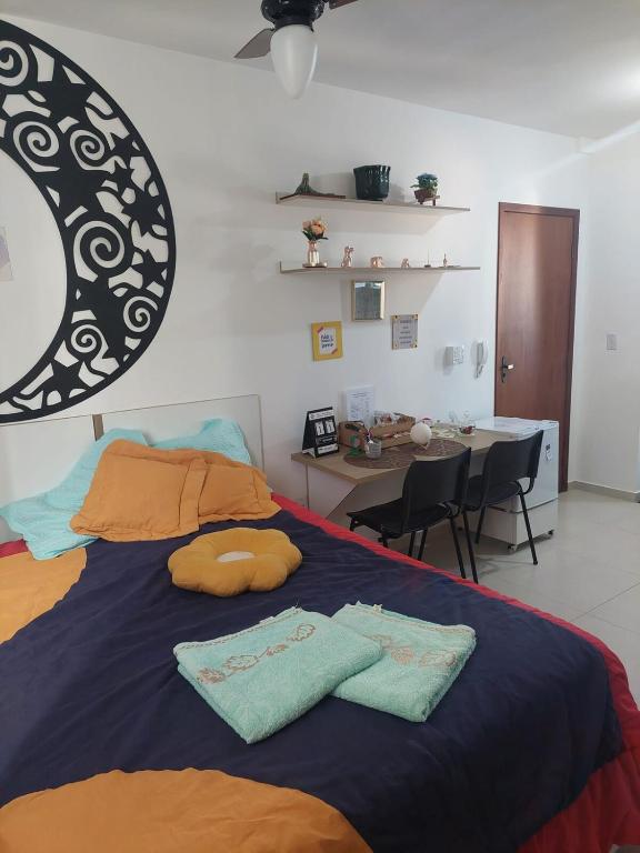 ein Schlafzimmer mit einem Bett, auf dem zwei Handtücher liegen in der Unterkunft Flat da Lua in Viçosa