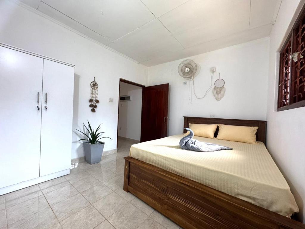 a bedroom with a large bed in a room at Rose Apple Hostel in Ahangama