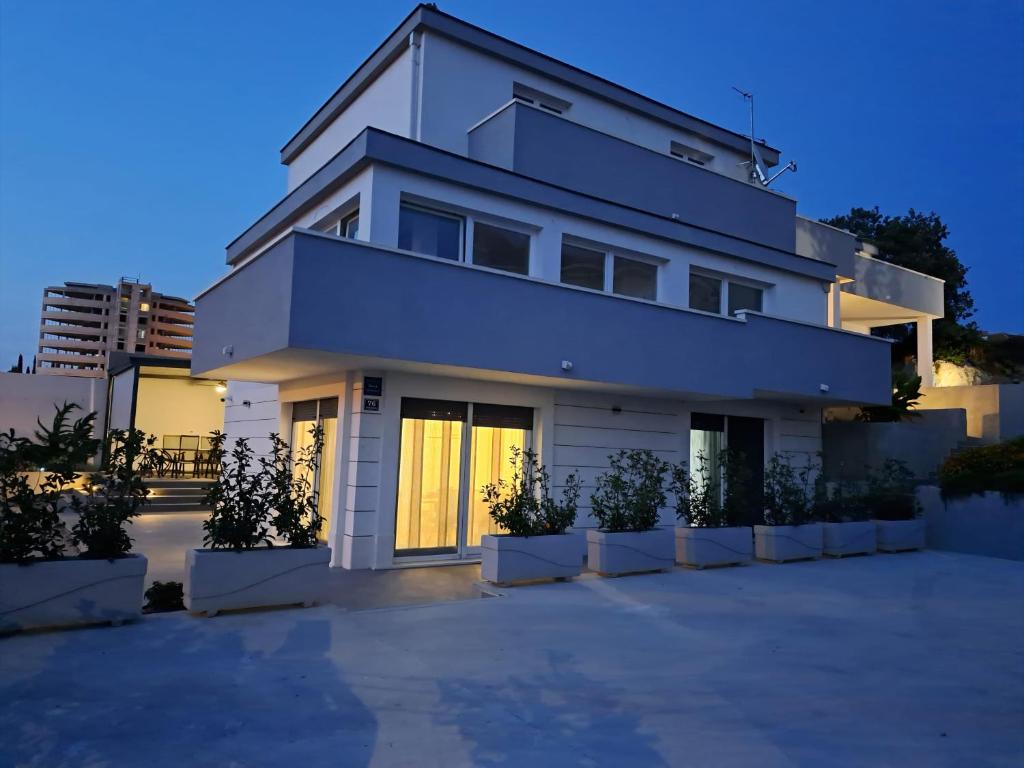 Apartman 76 - Modern Apartment with On-Site Private Parking